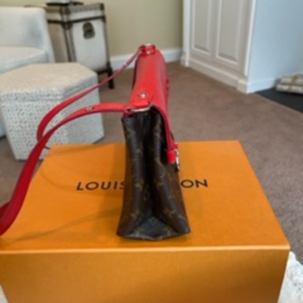 Louis Vuitton Crossbody - Picture 3 of 8